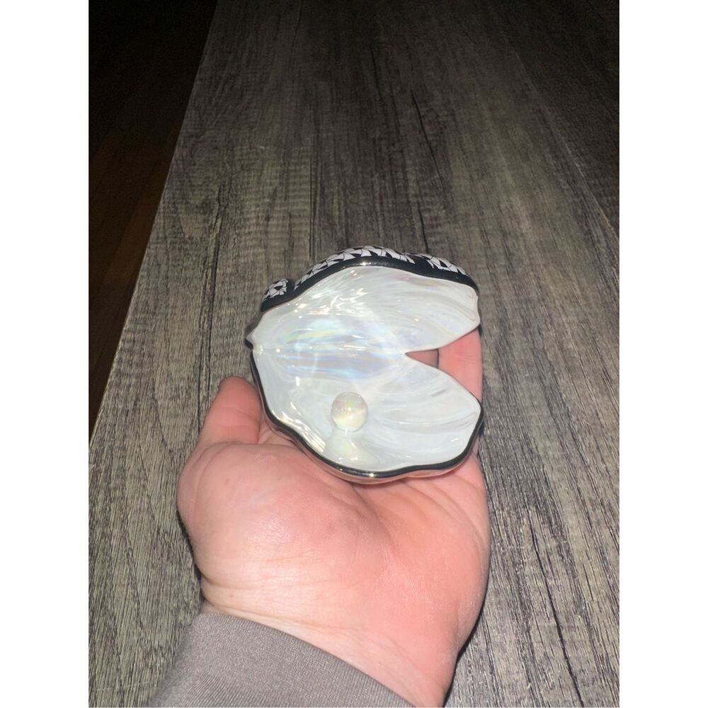 Herend Figurine - Large Oyster Shell w/ Pearl - *Platinum* Fishnet - Picture 2 of 5